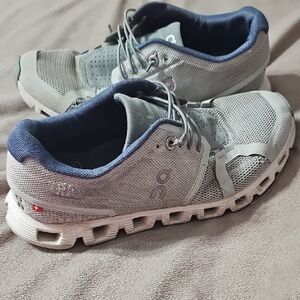 On Running Women's Light Gray Sneakers